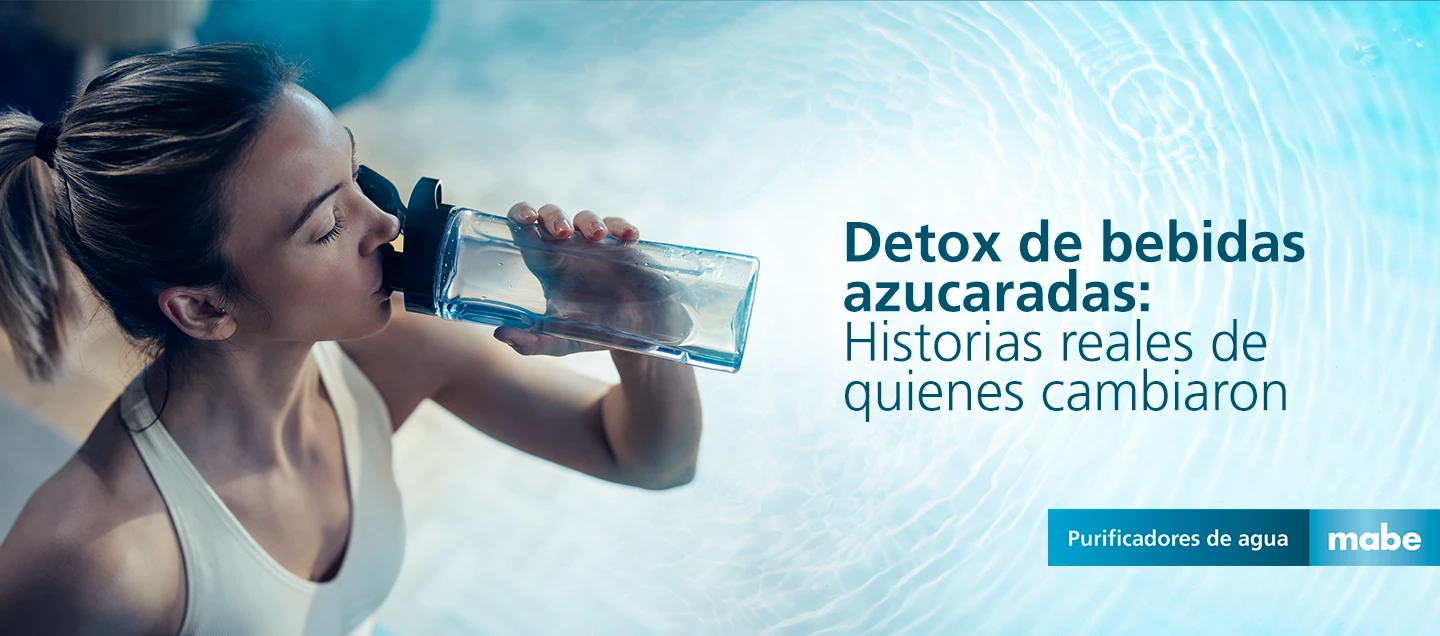 Mujer deportista bebiendo agua de una botella reutilizable con el texto 'Detox de bebidas azucaradas: Historias reales de quienes cambiaron'. Campaña de purificadores de agua mabe