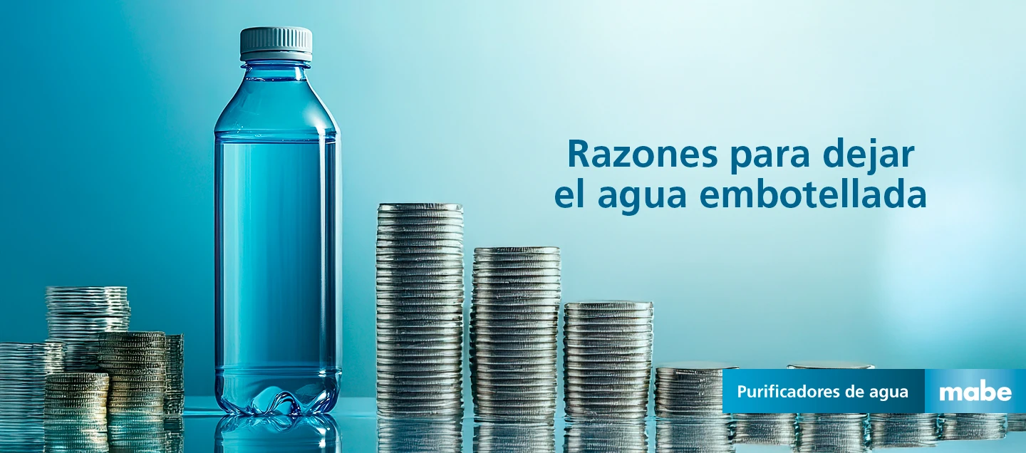 Botella de agua rodeada de monedas apiladas con el texto 'Razones para dejar el agua embotellada'. Imagen que resalta el impacto económico del consumo de agua embotellada y la propuesta de cambio hacia purificadores de agua mabe