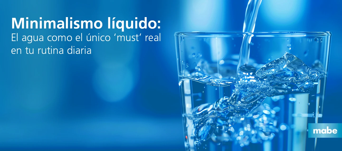 Vaso de agua  siendo llenado, ilustrando el concepto de minimalismo líquido como parte de la rutina diaria para priorizar el agua en la salud y bienestar.