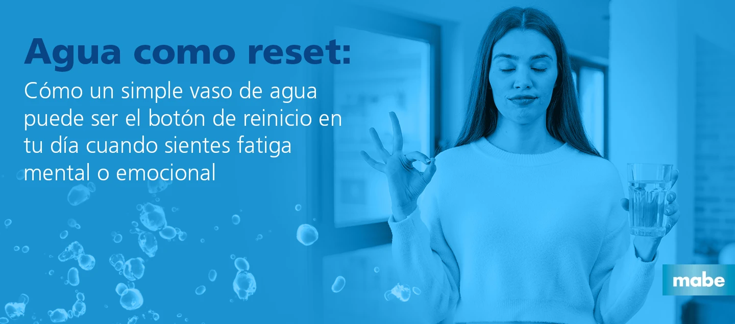 Mujer relajada con los ojos cerrados y un vaso de agua en la mano, ilustrando cómo el agua puede ser un botón de reinicio ante la fatiga mental o emocional