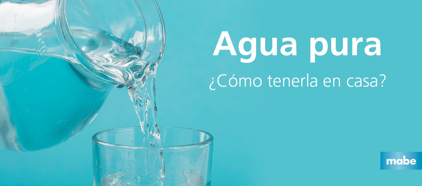 Jarra vertiendo agua en un vaso, representando la importancia de tener agua pura en casa para el consumo diario.