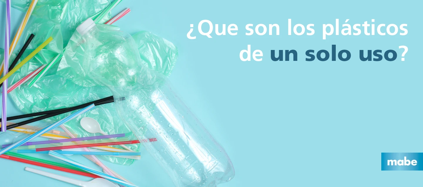 Popotes, cucharas, bolsas y botella de plástico de un solo uso sobre fondo azul, ilustrando residuos comunes que impactan al medio ambiente.