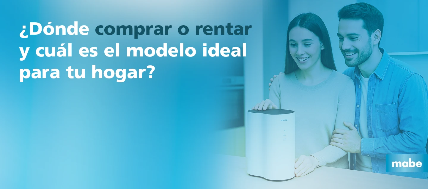 Pareja observando un purificador de agua Mabe en una cocina moderna, con el texto "¿Dónde comprar o rentar y cuál es el modelo ideal para tu hogar?" sobre fondo azul degradado.