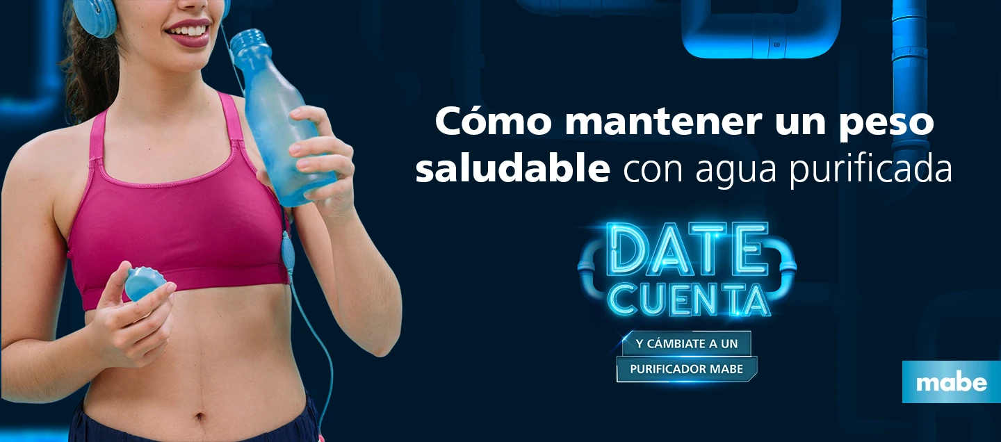 Mujer deportista sonriendo mientras sostiene una botella de agua purificada, con mensaje sobre cómo mantener un peso saludable con agua purificada y la campaña 'Date Cuenta' de Mabe