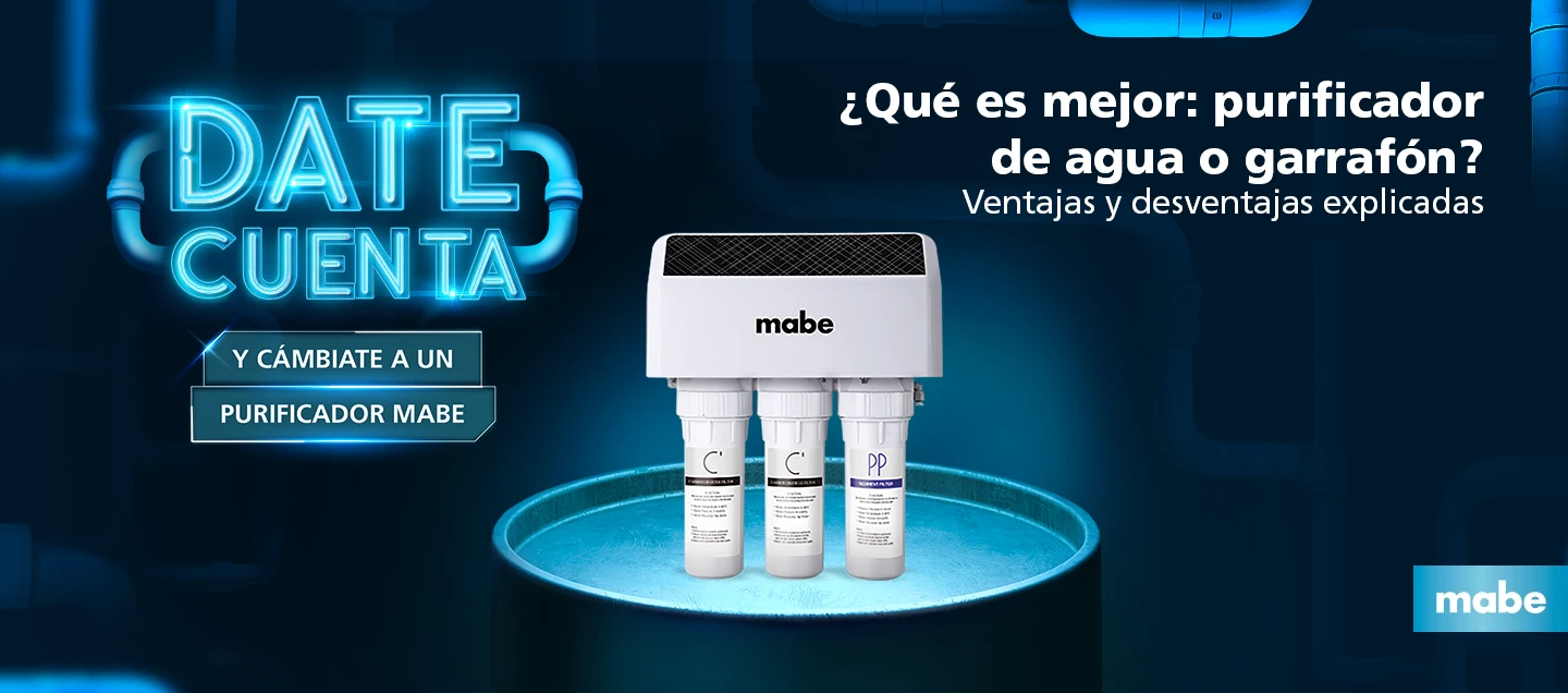 Comparativa entre purificador de agua y garrafón, destacando un purificador Mabe instalado con cartuchos visibles. Texto en neón azul "Date Cuenta" y mensaje promocional "¿Qué es mejor: purificador de agua o garrafón? Ventajas y desventajas explicadas". Fondo con tuberías iluminadas en azul oscuro y logotipo de Mabe.