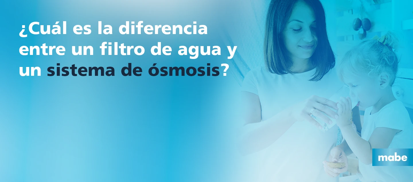 Mamá sirviendo un vaso de agua purificada a su hija en la cocina, junto al texto '¿Cuál es la diferencia entre un filtro de agua y un sistema de ósmosis?' en fondo azul con logotipo de Mabe