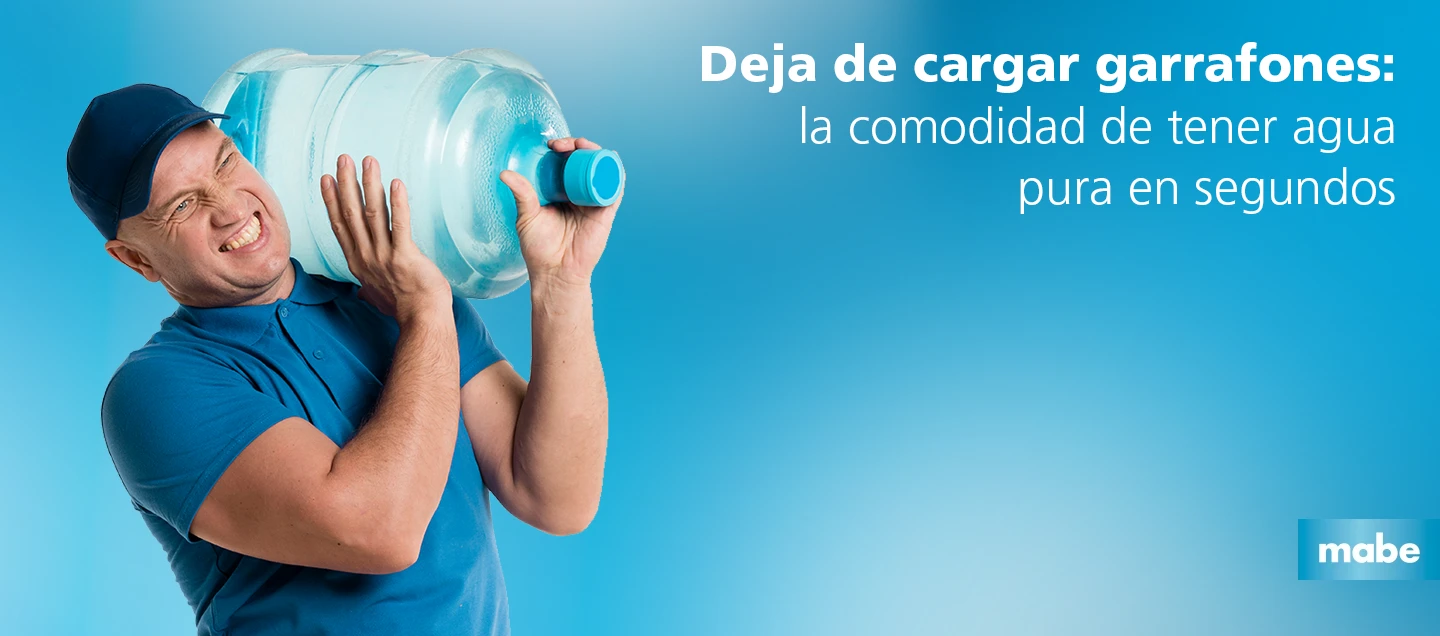 Hombre esforzándose al cargar un garrafón de agua en el hombro sobre fondo azul, acompañado del texto “Deja de cargar garrafones: la comodidad de tener agua pura en segundos” y logotipo de Mabe