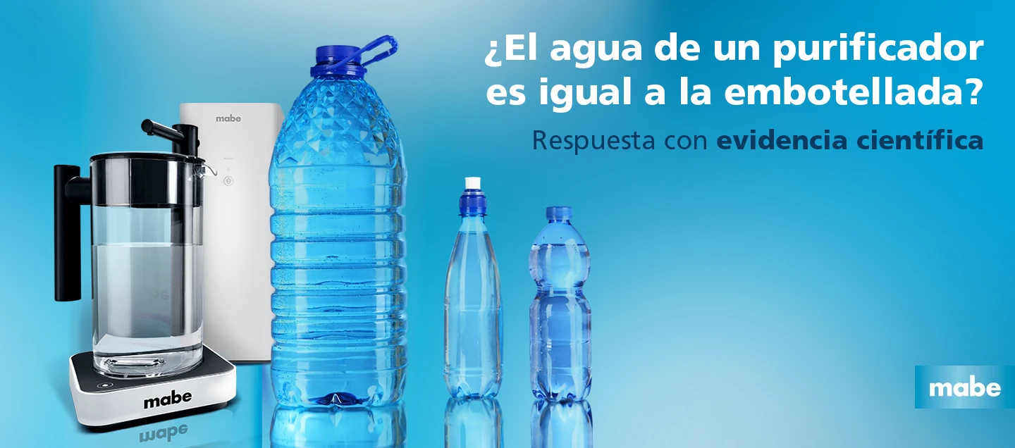 Purificador de agua Mabe junto a un garrafón y botellas de agua embotellada de distintos tamaños sobre fondo azul, con el texto “¿El agua de un purificador es igual a la embotellada? Respuesta con evidencia científica”