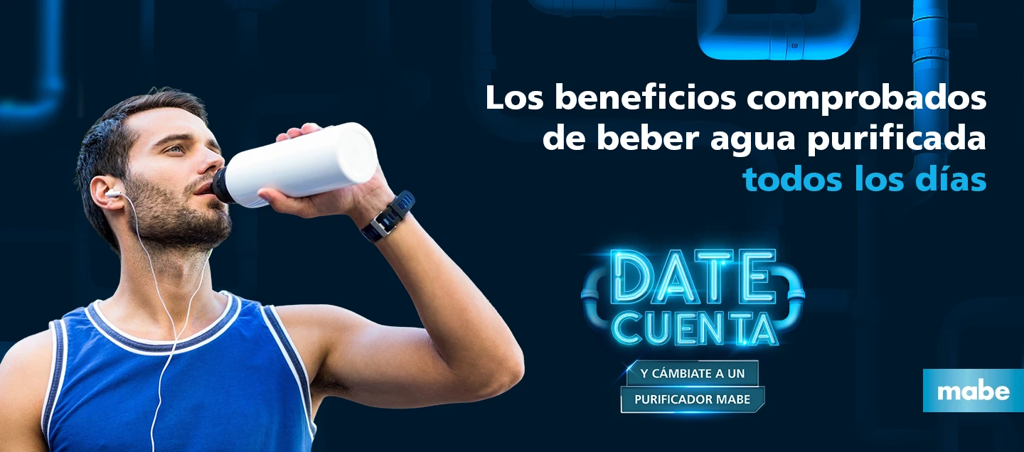 Hombre deportivo bebiendo agua de una botella reutilizable, con audífonos y fondo azul tecnológico, acompañado del texto “Los beneficios comprobados de beber agua purificada todos los días” y llamado a la acción “Date cuenta y cámbiate a un purificador Mabe”, con logotipo de Mabe
