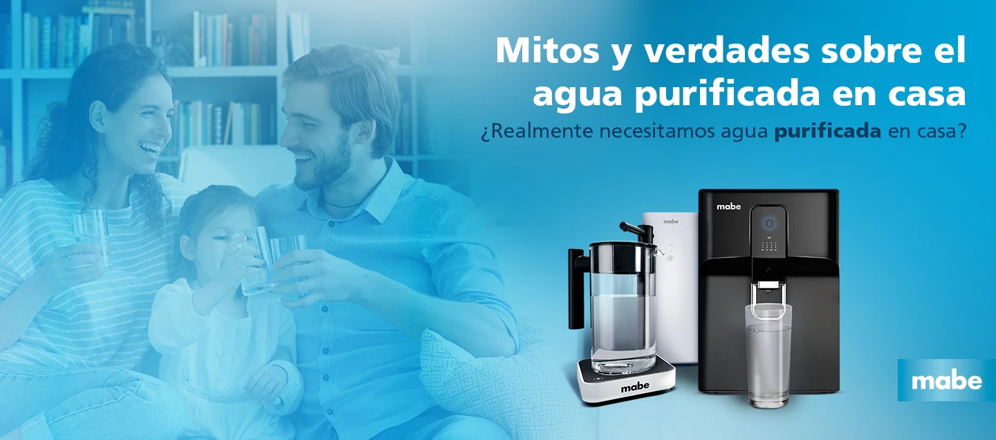 Familia bebiendo agua purificada en casa junto a purificador de agua Mabe, imagen sobre mitos y verdades del agua purificada para consumo diario.