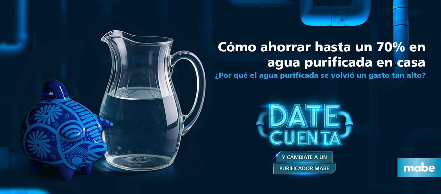 Cómo ahorrar hasta 70% en agua purificada en casa con purificador de agua Mabe, imagen con jarra de agua y alcancía representando ahorro en consumo diario.