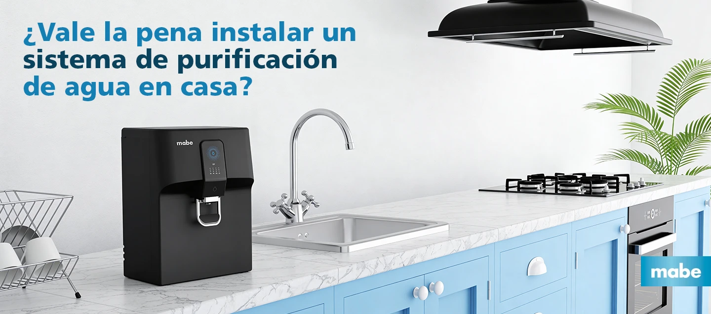 Purificador de agua para casa instalado en cocina moderna, una alternativa práctica para mejorar la calidad del agua y reducir el consumo de garrafones.