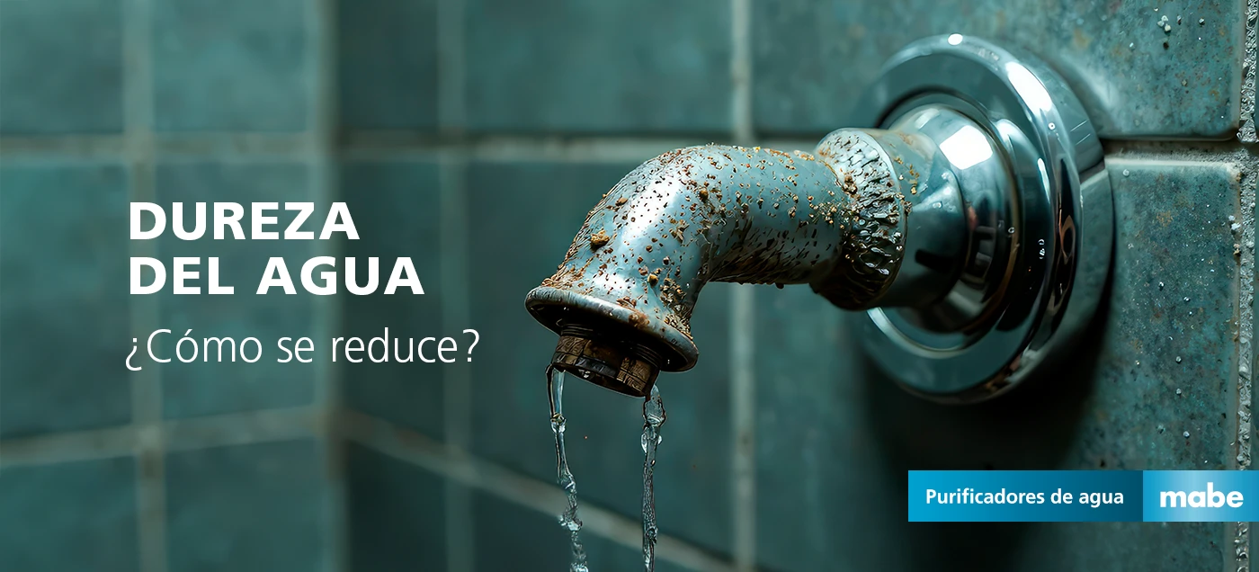 Llave de agua con incrustaciones de sarro y óxido, acompañada del texto 'Dureza del agua: ¿Cómo se reduce?'. Campaña educativa de purificadores de agua mabe