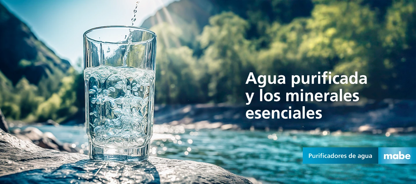 Vaso de agua siendo llenado junto a un río en un entorno natural, con el texto 'Agua purificada y los minerales esenciales'. Campaña de purificadores de agua mabe